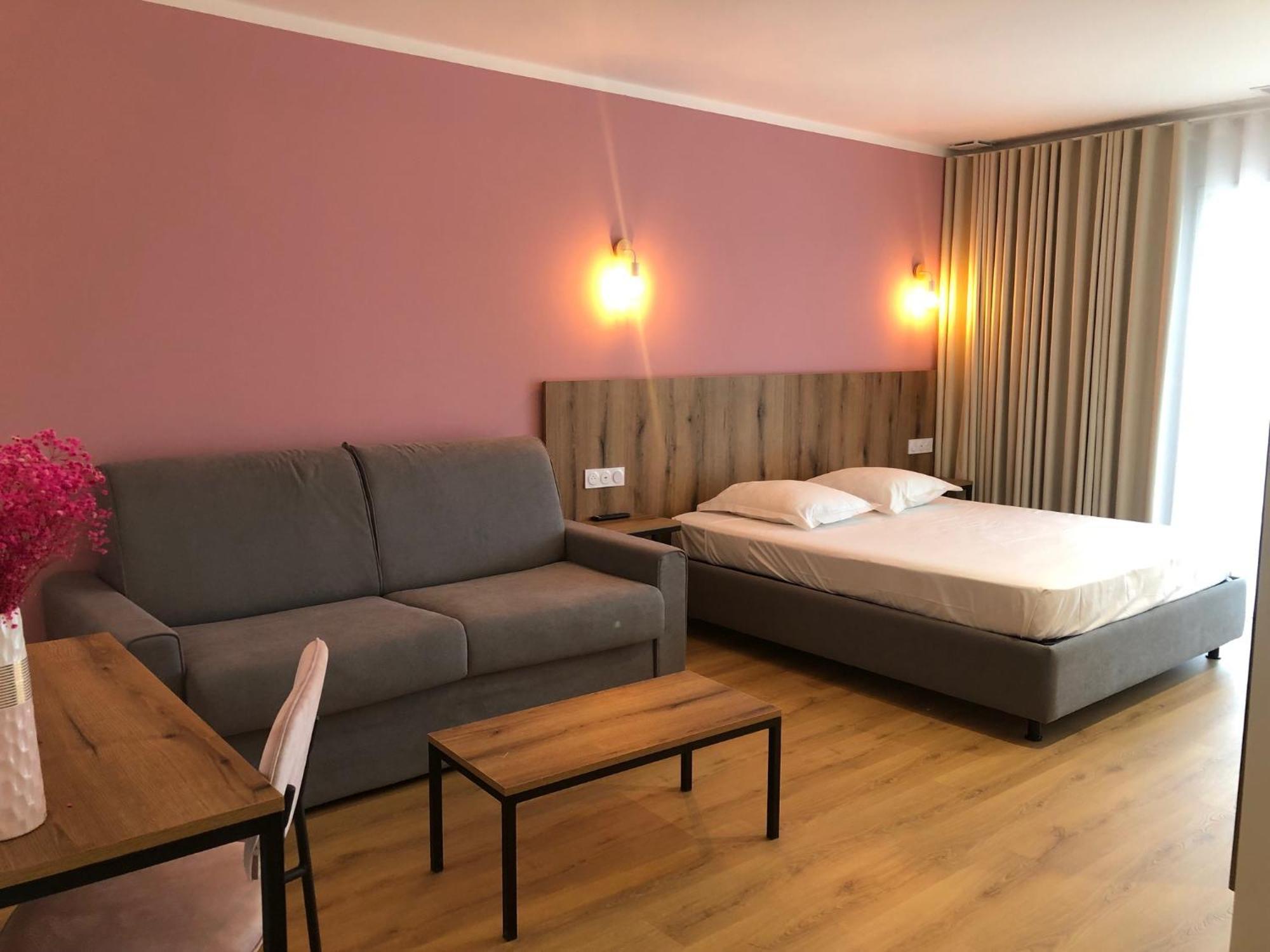 Auberge Les Oliviers Лучиана Екстериор снимка