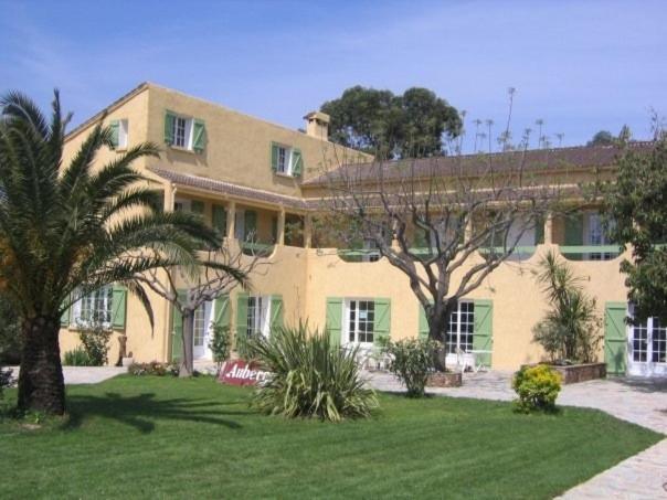 Auberge Les Oliviers Лучиана Екстериор снимка