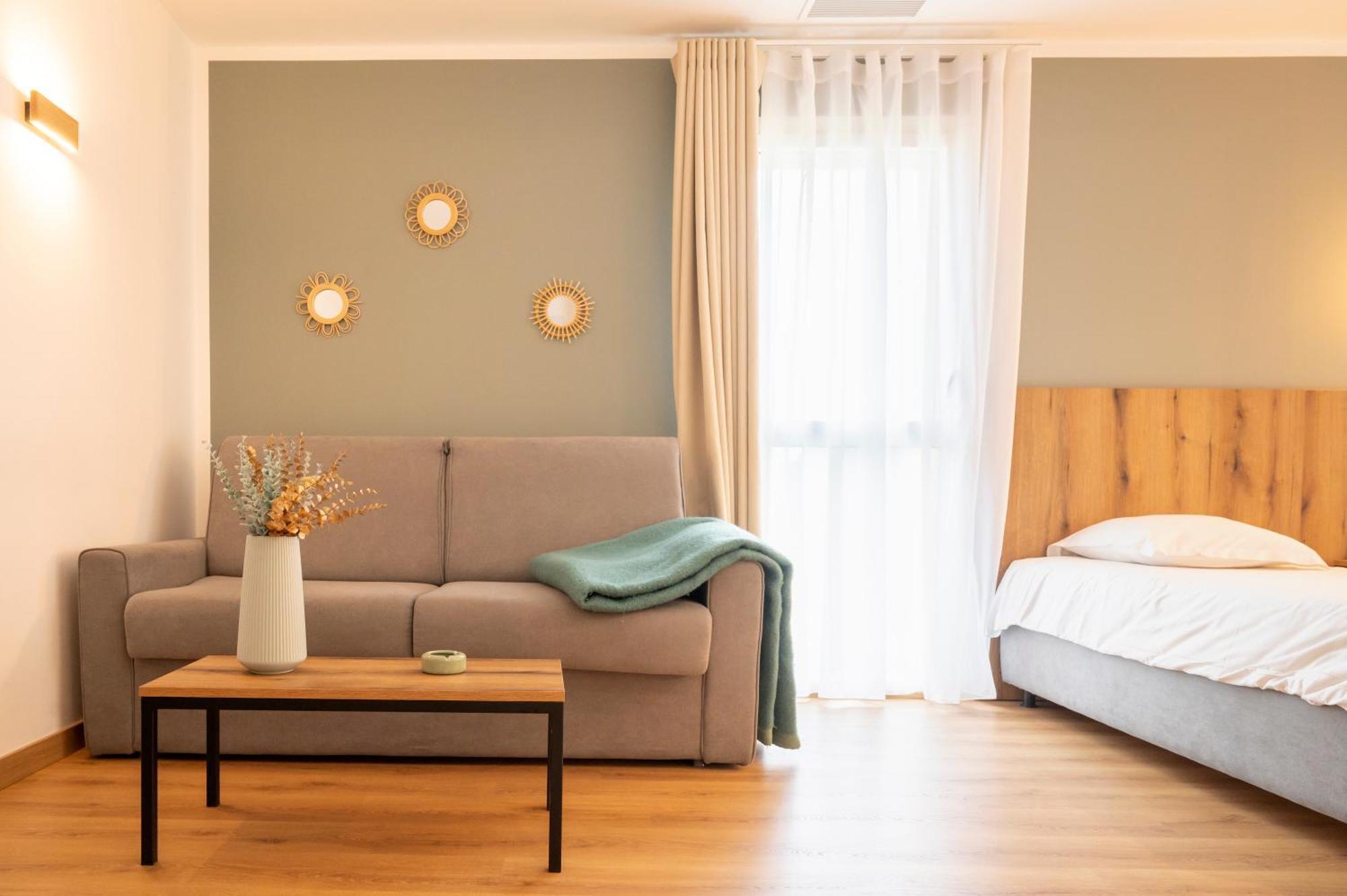 Auberge Les Oliviers Лучиана Екстериор снимка