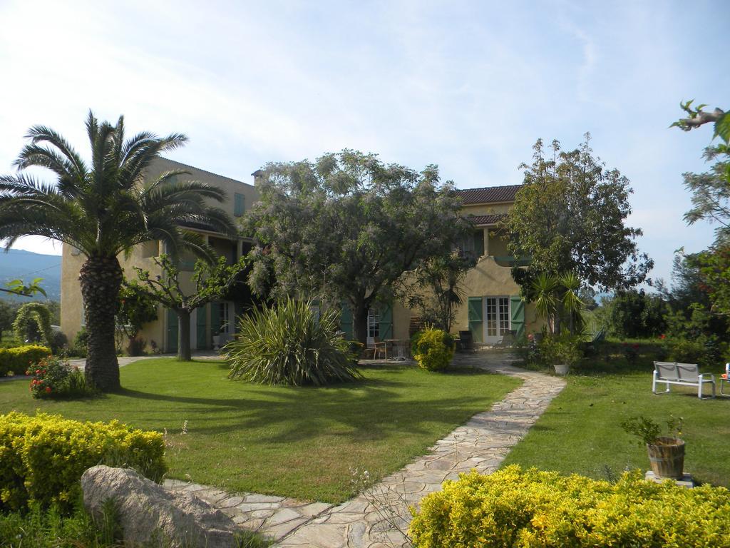 Auberge Les Oliviers Лучиана Екстериор снимка